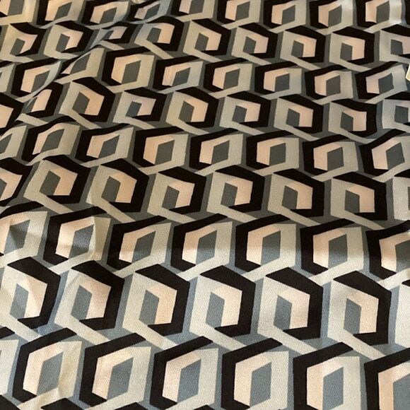 Mermaid Way NWT Silky Lounge Wear/Pajama 2 Piece Set in Geometric Print. Size S. - Picture 2 of 9